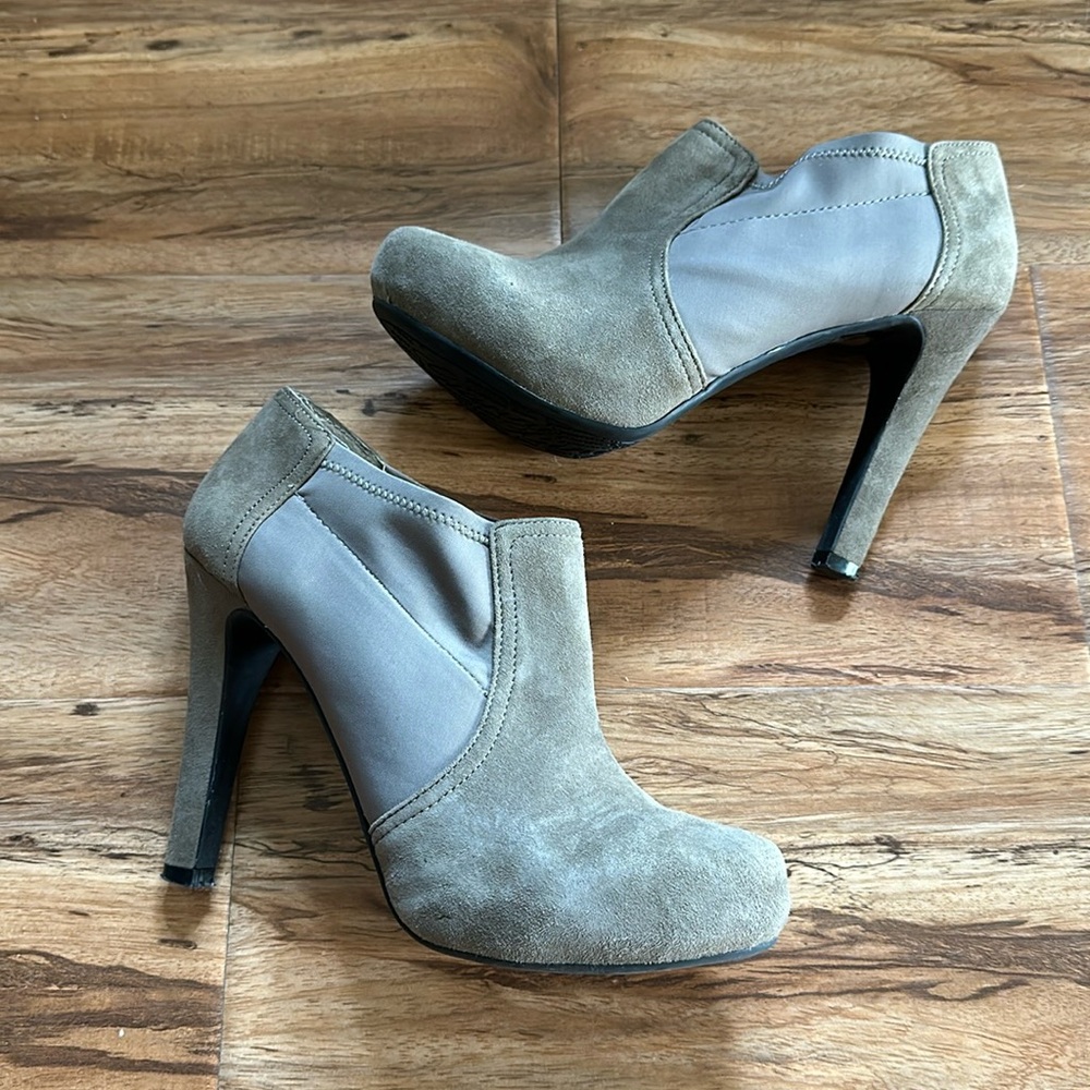 Gianni Bini taupe booties